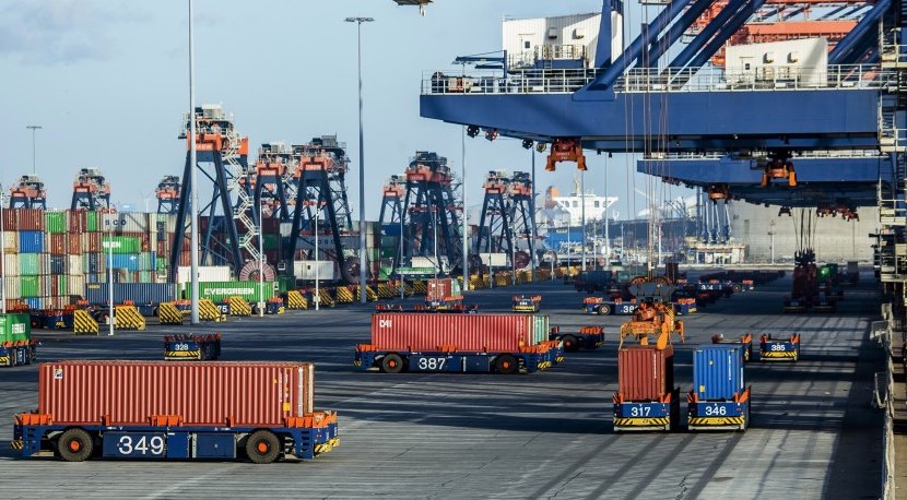 Terminal de contentores automatizado, com pórticos de cais e transportadores de contentores sem condutor